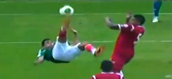 El golazó de chilena del mexicano Jiménez que le dio la victoria frente a Panamá.