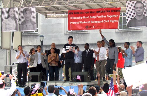 En Cadman Plaza la clase políticas dirigiéndose a los inmigrantes. 