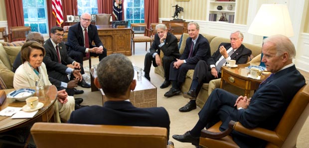 El presidente Obama, de espaldas, reunido con el vicepresidente Joe Biden y líderes del congreso, incluyendo a Joseph Crowley, al fondo, en la oficina obal. Foto Casa Blanca