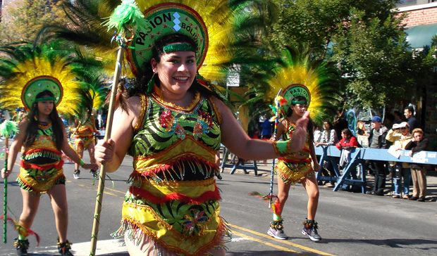 Bailarinas de Pasión Boliviana durante el desfile. Fotos Lina Zuleta