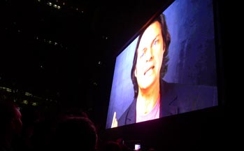 La imagen del presidente de T-Mobile en la pantalla gigante del Bryant Park de Manhattan.