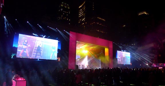 Shakira en vivo y en pantallas gigantes en Manhattan, Nueva York.