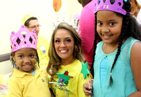 Miss Internacional compartiendo con los niños.