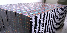 Las cajas con tabletas que prestará la Biblioteca de Queens. Foto cortesía