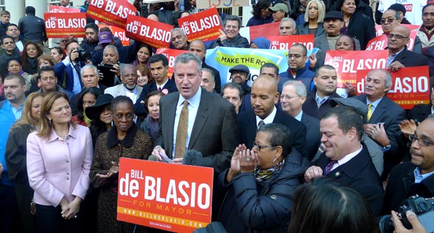 Bill de Blasio, candidato a la alcaldía de Nueva York, rodeado de políticos latinos electos que le brindarion su apoyo. Foto Javier Castaño