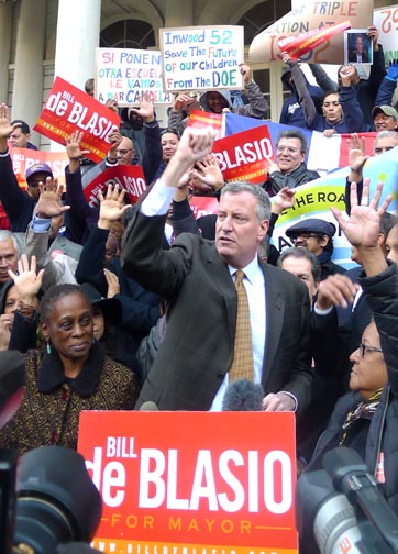 Bill de Blasio rodeado de su esposa y de Estela Vázquez. 