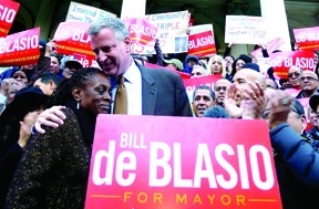 Bill de Blasio abrazando a su esposa en las escalinatas de la alcaldía de Nueva York. Foto Javier Castaño