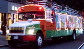 La chiva, bus típico colombiano que promocionará los negocios locales de Jackson Heights, Queens.