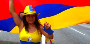 Una colombiana exhibiendo con orgullo la bandera de su país en Queens. Foto Javier Castaño