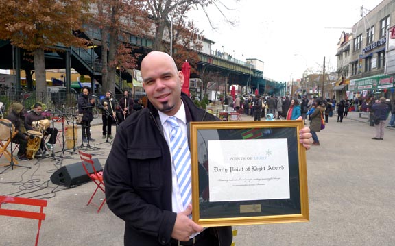 Héctor Gutiérrez con el diploma por su contribución a la comunidad: Daily Point of Light Award. 