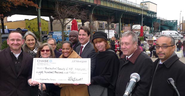 Polúticos y representantes de la empresa privada alrededor del cheque de 800,000 dólares para La Plaza de Corona. Foto Javier Castaño