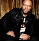 DJ Alex Sensation, en New York brinda por el lanzamiento de Johnnie Walker Gold Label Reserve limited edition en Gold Bar. 