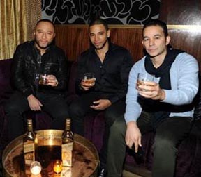DJ Alex Sensation, Henry Santos and su manager Ray Acosta en New York brindando por el lanzamiento de Johnnie Walker Gold Label Reserve limited edition en Gold Bar. 