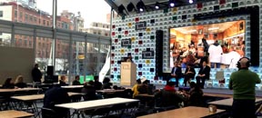 Toma de la carpa que instaló el equipo de transición del alcalde electo Bill de Balsio. 