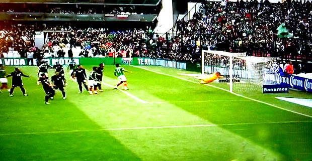 La emoción del gol se vivió en el estadio Azteca de la capital mexicana.