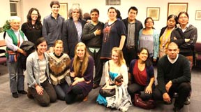 Estudiantes y profesores de NYU al frente del programa de Quechua. 