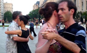 Parejas bailando tango en las calles de Washington D.C. Foto Javier Castaño