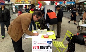 Varias personas ejercieron su derecho al voto en el simulacro de votación en Diversity Plaza de Jacson Heights, Queens. Foto Javier Castaño