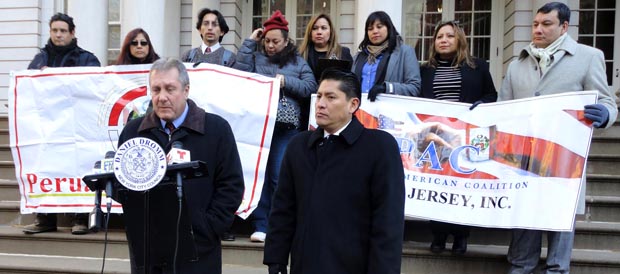 A la izquierda, el concejal Daniel Dromm y a la izquierda Kidler Fuentes. promotores de esta campaña, acompañados de inmigrantes en la sede de la Alcaldía de NY.