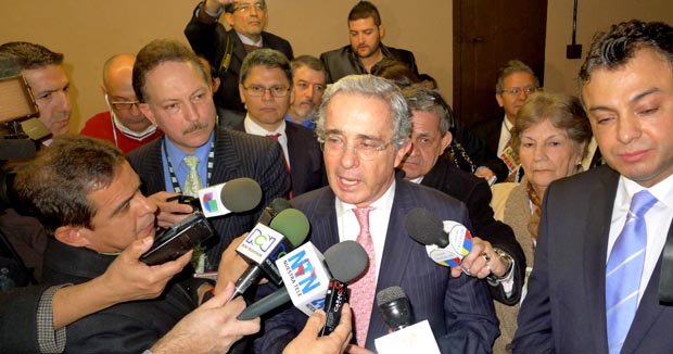 El expresidente Alvaro Uribe con los periodistas en el sótano del Teztro Ritz de Elizabeth, Nueva Jrsey. Fotos Javier Castaño 