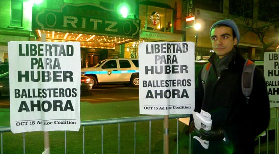 Ricardo protestando frente al Teatro Ritz en el Estado Jardín. 