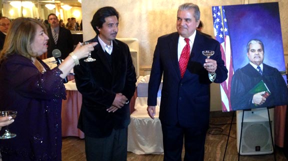 En Richardo's by the Bridge, en Astoria, Queens, la jueza Carmen Velásquez comparte con el juez jaime Rios, copa en mano, al lado del pintor Abraham Ushima, quien hizo un cuadro con el rostro del juez que se jubiló. Foto Javier Castaño