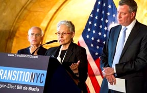 Frente al micrófono, Lilliam Barrio-B y a la derecha el nuevo alcalde Bill de Blasio.  Foto Oficial del equipo de transición.