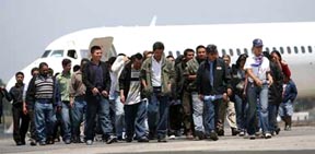 Algunos deportados son trasladados a sus países en avión. 