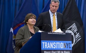 Gladys Carrión al lado de Bill de Blasio. Foto Rob Bennett, oficiana de prensa del alcalde electo Bill de Blasio