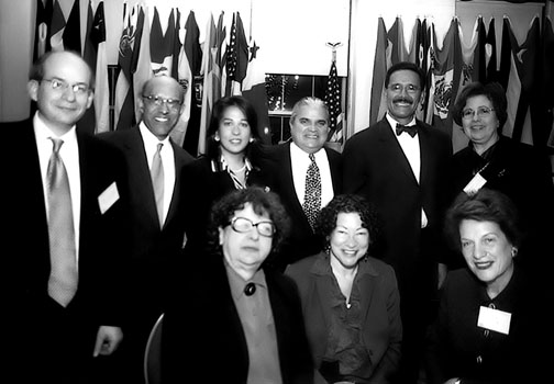 Un grupo de jueces latinos integrado por Víctor Marrero, Carol Robles Romén, Jaime Ríos (parado en la mitad), Rolando Acosta, Carmen B. Cipatick, Judith Kaye y Sonia Sotomayor (sentada al centro) y quien se convirtió en jueza de la Corte Suprera de los Estados Unidos. 