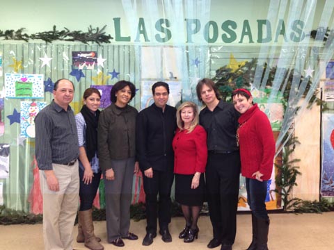 Los directivos del Centro Cultural Latinoamericano de Queens cmpartiendo con los artistas, 