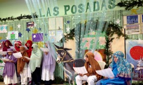 Niños cantando villancicos en Las Posadas. 