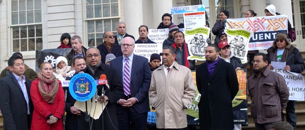 El senador José Peralta frente al micrófono y rodeados de otros políticos e inmigrantes que apoyan el otorgamiento de licencias a indocumentados en el estado de Nueva York. Fotos Javier Castaño