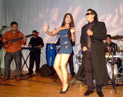 El Grupo Fonomía interpretando cumbias.