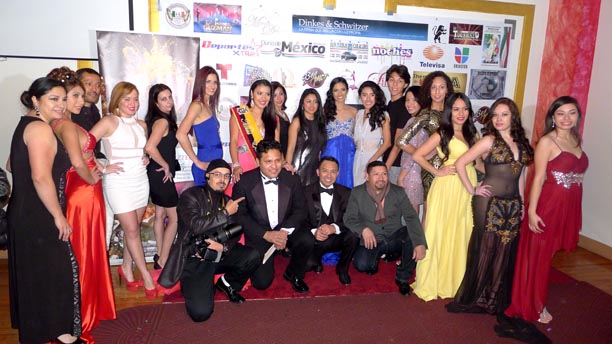 Reinas y modelos posando alrededor de Ricardo Ríos, creador de los Premios a la Música Mexicana. Ríos está en el centro, agachado, al lado de fotófrafo y de corbatín. 