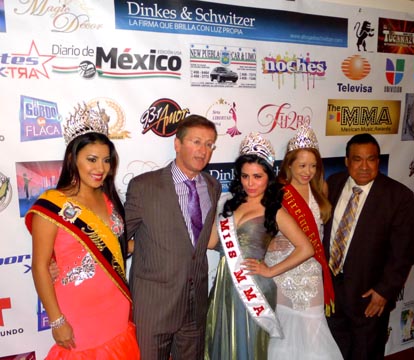 Las reinas con el abogado William Schwitzer y Jorge Hernández, al extremo derecho. 