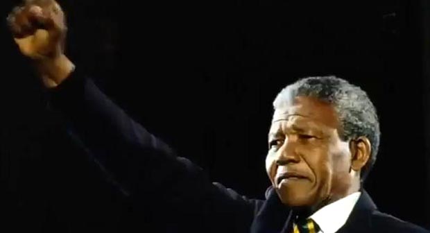 Nelson Mandela haciendo la señal del poder de la raza negra.