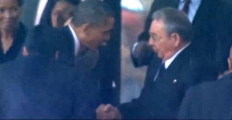 El presidente Obama, a la izquierda, saludando a Raúl Castro en Sudáfrica.