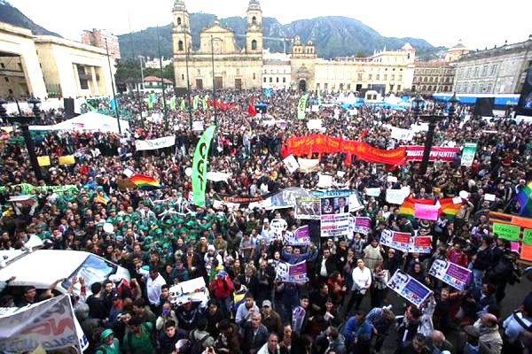 Las protestas de apoyo al alcalde Gustavo Petro siguen sin parar en la Plaza de Bolívar de Bogotá. 
