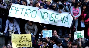 Parte de los bogotanos salieron a las calles a defender a Petro. Foto El Tiempo