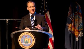 El fiscal estatal Eric Schneiderman en LaGuardia Community Colllege de Queens. Fotos Oscar Frasser