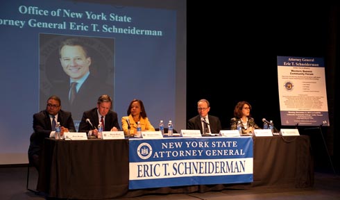 El equipo de trabajo que acompañó al fiscal Schneiderman al foro en LaGuardia. 