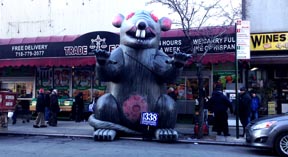 La figura de una rata figantesca frente al supermercado Trade Fair de la calle 75 y la 37 avenida. Foto Javier Castaño