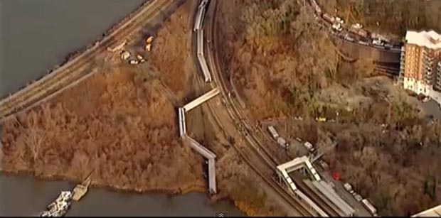 Así quedaron los vagones del tren a la orilla del río Hudson.