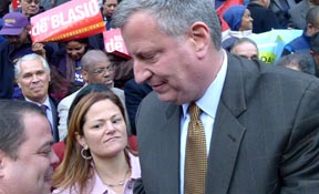 El alcalde electo Bill de Blasio, a la derecha, hablando con el asambleísta Luis Sepúlveda, y la concejal Melissa Mark-Viverito, al centro. Foto Javier Castaño