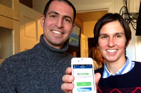 Michel Kattan y Theresa Pasinosky, del departamento de mercadeo de Xoom, mostrando un celular con la aplicación de la empresa de envio de dinero por Internet. Foto Javier Castaño