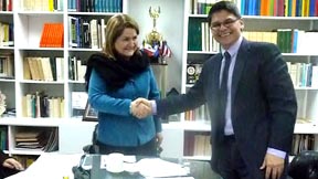 Elsa Gladys Cifuentes, Cónsul General de Colombia en Nueva York, estrechando la mano de Zoilo Nieto luego de inscribir su candidatura al Congreso de Colombia. Foto Patricia Palacios