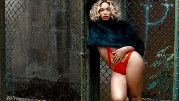 Beyoncé en su más reciente video "Yoncé" en donde salen modelos de Victoria's Secret bailando de manera sensual.