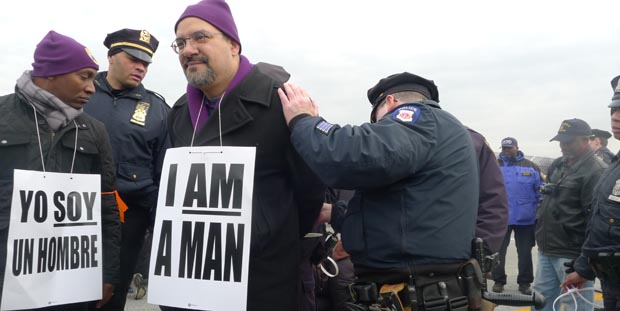 Héctor Figueroa de la Local 32BJ cuando estaba siendo arrestado frente al Aeropuerto LaGuardia por desobediencia civil. Foto Javier Castaño