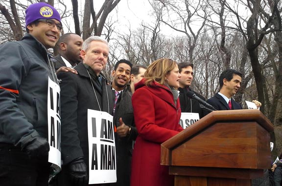 La presidenta del Concejo de NY, Melissa Mark-Viverito, de abrigo rojo, en la tarima con sus colegas. Foto Percy Luján.